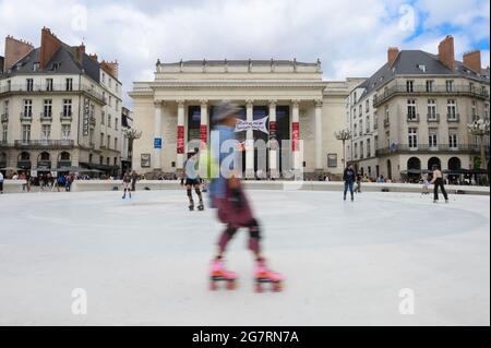 L'installation contre, terrain de jeu de l'agence Titan, piste consacrée au rollblading, travail de l'événement artistique 'Voyage à Nantes' sur la place Graslin. Sur la façade du théâtre, les revendications du secteur des arts et du monde de la culture. Nantes, France le 14 juillet 2021. Photo de Ruaud M/ANDBZ/ABACAPRESS.COM Banque D'Images