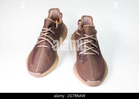 VARSOVIE, POLOGNE - 06 juillet 2021 : un gros plan de Adidas Yeezy boost 350 V2 Mono Mist. Sneakers de la célèbre collection limitée. Chaussures de course à pied Adidas isolées sur Banque D'Images