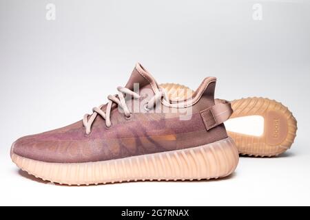 VARSOVIE, POLOGNE - 06 juillet 2021 : un gros plan de Adidas Yeezy boost 350 V2 Mono Mist. Sneakers de la célèbre collection limitée. Chaussures de course à pied Adidas isolées sur Banque D'Images