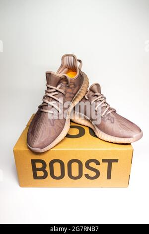 VARSOVIE, POLOGNE - 06 juillet 2021 : un gros plan vertical d'Adidas Yeezy boost 350 V2 Mono Mist. Sneakers de la célèbre collection limitée. Chaussures de course à pied Adidas iso Banque D'Images