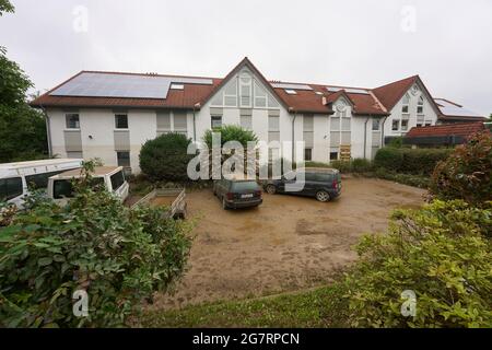 Sinzig, Allemagne. 16 juillet 2021. La maison Lebenshilfe-Haus pour handicapés. De fortes pluies ont également conduit à des inondations extrêmes ici. En raison de l'augmentation rapide de l'eau, douze personnes ne pouvaient plus être sauvées des inondations de l'Ahr. Crédit : Thomas Frey/dpa/Alay Live News Banque D'Images