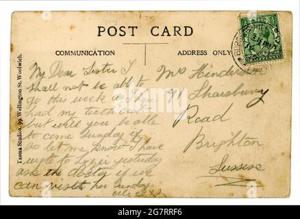 Verso de la carte postale originale de WW1, timbre vert King George V 1/2 d (demi-penny / penny), estampillé et postmarqué /franked 1917, Woolwich, Londres, Royaume-Uni Banque D'Images