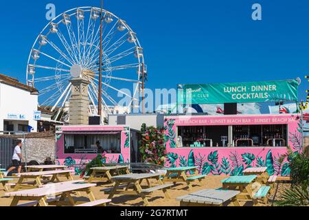 Bournemouth, Dorset, Royaume-Uni. 16 juillet 2021. Le Sunset Beach Club ouvre sur la plage de Bournemouth pour le déjeuner et propose un nouveau restaurant et un bar de plage, inspirés des îles Baléares et de Bali. Géré par l'équipe Aruba, il se tiendra jusqu'à la fin septembre et ouvrira à 12 h tous les jours de la semaine pendant les mois d'été, proposant des plats, des bières froides, des cocktails et des DJ. Crédit : Carolyn Jenkins/Alay Live News Banque D'Images