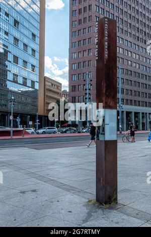 Poste d'information et carreaux de béton marquant le site du mur de Berlin à Potsdamerplatz, Mitte Berlin. Banque D'Images