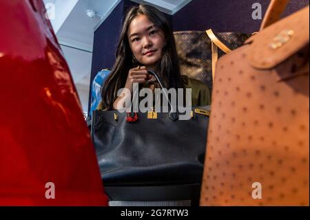 Londres, Royaume-Uni. 16 juillet 2021. Aperçu des sacs à main et de la vente de mode de Bonhams Designer sur leur site Knightsbridge. La vente a lieu le mercredi 20 juillet. Crédit : Guy Bell/Alay Live News Banque D'Images