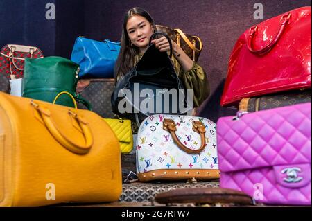 Londres, Royaume-Uni. 16 juillet 2021. Aperçu des sacs à main et de la vente de mode de Bonhams Designer sur leur site Knightsbridge. La vente a lieu le mercredi 20 juillet. Crédit : Guy Bell/Alay Live News Banque D'Images