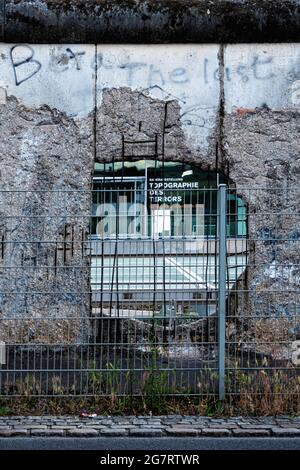 Topographie du musée de la terreur vue à travers le trou dans les vestiges du mur de Berlin dans Niederkirchnerstrasse, Kreuzberg, Berlin Banque D'Images