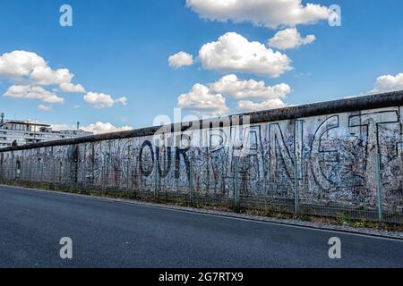 Vestiges du mur de Berlin avec « graffiti « Save Our Planet » à Niederkirchnerstrasse, Kreuzberg, Berlin Banque D'Images
