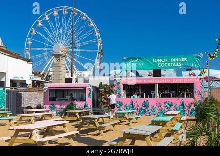 Bournemouth, Dorset, Royaume-Uni. 16 juillet 2021. Le Sunset Beach Club ouvre sur la plage de Bournemouth pour le déjeuner et propose un nouveau restaurant et un bar de plage, inspirés des îles Baléares et de Bali. Géré par l'équipe Aruba, il se tiendra jusqu'à la fin septembre et ouvrira à 12 h tous les jours de la semaine pendant les mois d'été, proposant des plats, des bières froides, des cocktails et des DJ. Crédit : Carolyn Jenkins/Alay Live News Banque D'Images