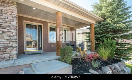 Pano façade extérieure d'une maison avec un paysage de bord surélevé et des murs en brique de pierre Banque D'Images