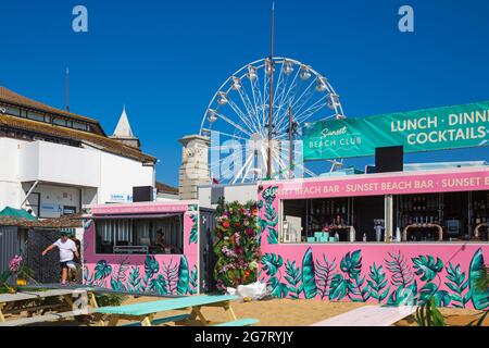 Bournemouth, Dorset, Royaume-Uni. 16 juillet 2021. Le Sunset Beach Club ouvre sur la plage de Bournemouth pour le déjeuner et propose un nouveau restaurant et un bar de plage, inspirés des îles Baléares et de Bali. Géré par l'équipe Aruba, il se tiendra jusqu'à la fin septembre et ouvrira à 12 h tous les jours de la semaine pendant les mois d'été, proposant des plats, des bières froides, des cocktails et des DJ. Crédit : Carolyn Jenkins/Alay Live News Banque D'Images