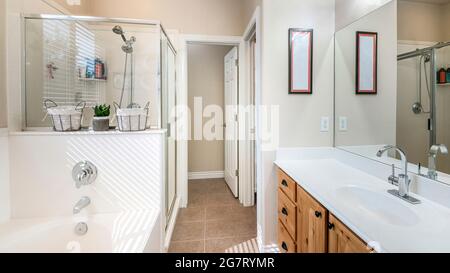 Pano intérieur d'une salle de bains avec meuble-lavabo de style artisan Banque D'Images