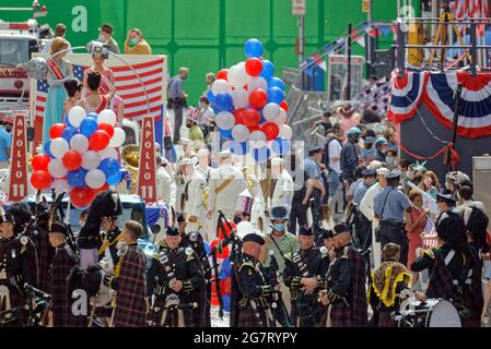 Glasgow, Écosse, Royaume-Uni, 16 juillet 2021. Le tournage de l'Indiana jones s'est poursuivi aujourd'hui, les restrictions de circulation commençant dans le centre-ville et les façades des magasins et les décorations sont finies comme des locaux lorsque la parade des astronautes est venue le long de St vincent Street et que des scènes en direct de Boyd Holbrook filment à bord d'une moto. Une journée chaude sous une nedder un ensemble bien gardé. Crédit Gerard Ferry/Alay Live News Banque D'Images