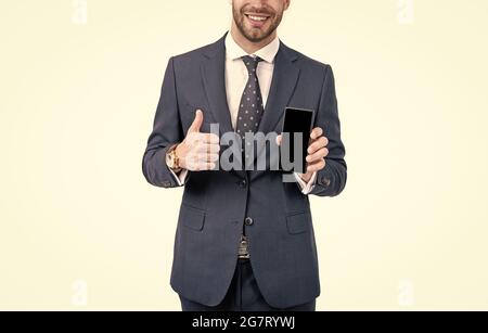 Un homme d'affaires heureux à moitié face Donnez le pouce à un modèle de téléphone mobile approuvé, approbation Banque D'Images