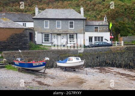 Bateaux de pêche au port Gaverne sur la côte nord de cornouailles Banque D'Images