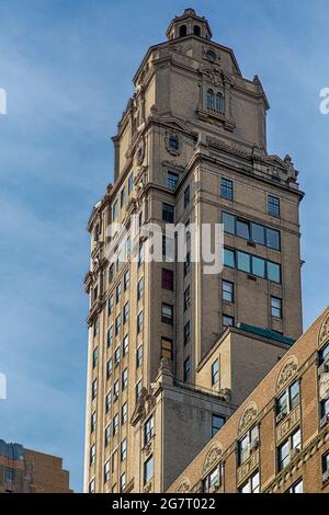 12 West 72nd Street, l'Oliver Cromwell, a été conçu par Emery Roth et construit en 1927. Banque D'Images