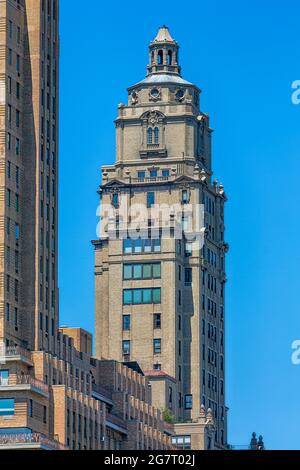 12 West 72nd Street, l'Oliver Cromwell, a été conçu par Emery Roth et construit en 1927. Banque D'Images