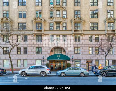 12 West 72nd Street, l'Oliver Cromwell, a été conçu par Emery Roth et construit en 1927. Banque D'Images