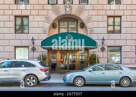 12 West 72nd Street, l'Oliver Cromwell, a été conçu par Emery Roth et construit en 1927. Banque D'Images