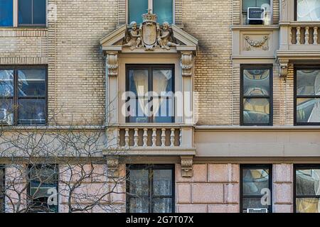 12 West 72nd Street, l'Oliver Cromwell, a été conçu par Emery Roth et construit en 1927. Banque D'Images