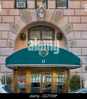 12 West 72nd Street, l'Oliver Cromwell, a été conçu par Emery Roth et construit en 1927. Banque D'Images