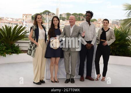 15 juillet 2021, CANNES, France: CANNES, FRANCE - 15 JUILLET: (G-D) Noemie Merlant, Lucie Zhang, Directrice Jacques Audiard, Makita Samba et Jehnny Beth assistent au photocall ''les Olympiades (Paris 13ème District)'' lors du 74e Festival annuel du film de Cannes le 15 juillet 2021 à Cannes, France. (Image de crédit : © Frederick InjimbertZUMA Wire) Banque D'Images