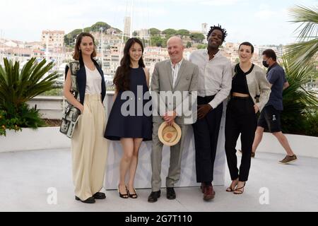 15 juillet 2021, CANNES, France: CANNES, FRANCE - 15 JUILLET: (G-D) Noemie Merlant, Lucie Zhang, Directrice Jacques Audiard, Makita Samba et Jehnny Beth assistent au photocall ''les Olympiades (Paris 13ème District)'' lors du 74e Festival annuel du film de Cannes le 15 juillet 2021 à Cannes, France. (Image de crédit : © Frederick InjimbertZUMA Wire) Banque D'Images