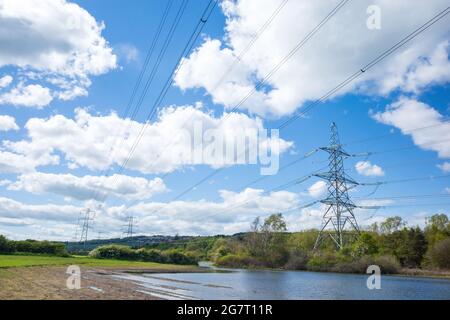 Newburn Royaume-Uni: 24 mai 2021: Terres agricoles inondées au récif de Throckley (Reigh), dans le nord de l'Angleterre. Terrain inondé de pylônes électriques Banque D'Images