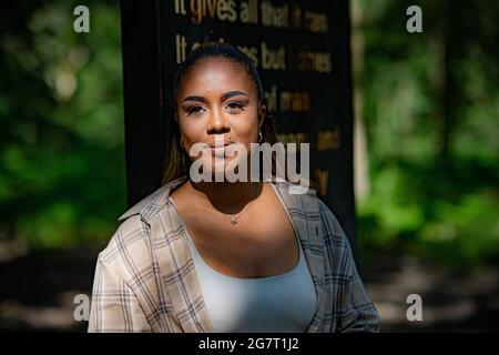 L'artiste Khady Gueye dans la Forêt de Dean, avec son œuvre, en collaboration avec le poète Zakiya McKenzie et la Sculpture Trust, intitulée « Soil Unsalis », reflétant les inégalités économiques raciales et sociales dans la société et les expériences qu'elle a endurées dans la Forêt de Dean, Dans le cadre du 35e anniversaire du sentier de sculpture sur le site Beechenhurst de Forestry England, qui doit être dévoilé au public lundi. Date de la photo : vendredi 16 juillet 2021. Banque D'Images