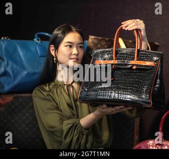 Londres, Royaume-Uni. 16 juillet 2021. Bonhams Designer sacs à main et mode vente Noir et Orange H brillant Crocodile Birking 35, Hermès, édition limitée 2007, est £18.000-22.000 crédit: Paul Quezada-Neiman/Alay Live News Banque D'Images