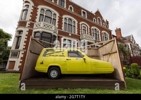 Une réplique reliant Robin voiture appartenant à Del Boy de la série télévisée 'Only Fools and Horses', à Peckham, sud de Londres, Royaume-Uni Banque D'Images