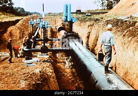 15 juin 1975, Union soviétique, Kiew : sur le chantier routier près de Talnoje. La ligne Druzhba était un projet de jeunesse central de la Jeunesse allemande libre (FDJ) dans les années 1970. La section de construction de la RDA a fait 550 kilomètres de long, sur un total de 2,750 kilomètres. Date exacte de la photo inconnue. La photo a été numérisée à partir de la diapositive d'origine. Photo: Sammlung Heinz/dpa-Zentralbild/ZB Banque D'Images