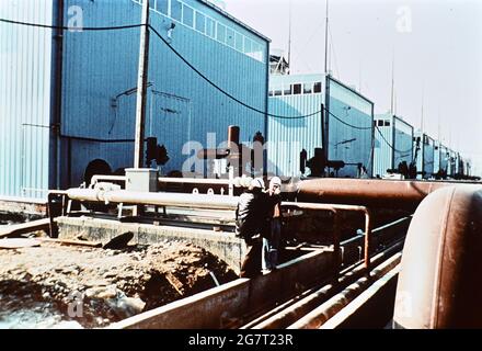 15 juin 1975, Union soviétique, Talnoje : station de compression et salles de compression à Talnoje. Dans les années 1970, la ligne Druzhba était un projet de jeunesse central de la Jeunesse allemande libre (FDJ). La section de construction de la RDA a fait 550 kilomètres de long, sur un total de 2,750 kilomètres. Date exacte de la photo inconnue. La photo a été numérisée à partir de la diapositive d'origine. Photo: Sammlung Heinz/dpa-Zentralbild/ZB Banque D'Images