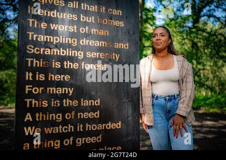 L'artiste Khady Gueye dans la Forêt de Dean, avec son œuvre, en collaboration avec le poète Zakiya McKenzie et la Sculpture Trust, intitulée « Soil Unsalis », reflétant les inégalités économiques raciales et sociales dans la société et les expériences qu'elle a endurées dans la Forêt de Dean, Dans le cadre du 35e anniversaire du sentier de sculpture sur le site Beechenhurst de Forestry England, qui doit être dévoilé au public lundi. Date de la photo : vendredi 16 juillet 2021. Banque D'Images