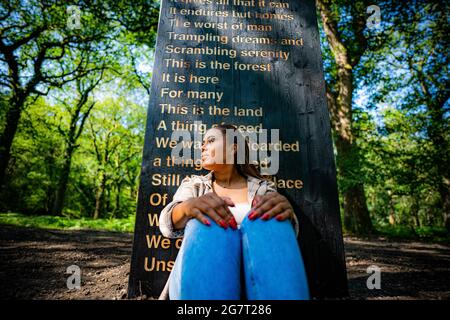 L'artiste Khady Gueye dans la Forêt de Dean, avec son œuvre, en collaboration avec le poète Zakiya McKenzie et la Sculpture Trust, intitulée « Soil Unsalis », reflétant les inégalités économiques raciales et sociales dans la société et les expériences qu'elle a endurées dans la Forêt de Dean, Dans le cadre du 35e anniversaire du sentier de sculpture sur le site Beechenhurst de Forestry England, qui doit être dévoilé au public lundi. Date de la photo : vendredi 16 juillet 2021. Banque D'Images