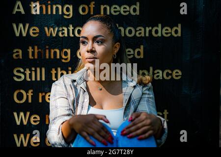 L'artiste Khady Gueye dans la Forêt de Dean, avec son œuvre, en collaboration avec le poète Zakiya McKenzie et la Sculpture Trust, intitulée « Soil Unsalis », reflétant les inégalités économiques raciales et sociales dans la société et les expériences qu'elle a endurées dans la Forêt de Dean, Dans le cadre du 35e anniversaire du sentier de sculpture sur le site Beechenhurst de Forestry England, qui doit être dévoilé au public lundi. Date de la photo : vendredi 16 juillet 2021. Banque D'Images