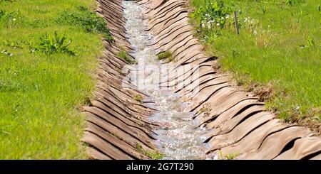 Canal de drainage artificiel Banque D'Images