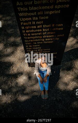 L'artiste Khady Gueye dans la Forêt de Dean, avec son œuvre, en collaboration avec le poète Zakiya McKenzie et la Sculpture Trust, intitulée « Soil Unsalis », reflétant les inégalités économiques raciales et sociales dans la société et les expériences qu'elle a endurées dans la Forêt de Dean, Dans le cadre du 35e anniversaire du sentier de sculpture sur le site Beechenhurst de Forestry England, qui doit être dévoilé au public lundi. Date de la photo : vendredi 16 juillet 2021. Banque D'Images