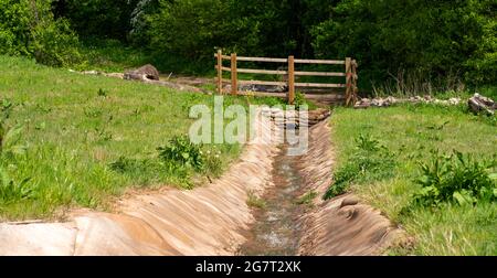 Canal de drainage artificiel Banque D'Images