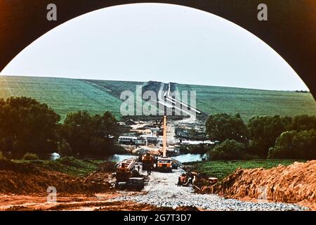 15 juin 1975, Union soviétique, Talnoje : sur le chantier routier près de Talnoje. La ligne Druzhba était un projet de jeunesse central de la Jeunesse allemande libre (FDJ) dans les années 1970. La section de construction de la RDA a fait 550 kilomètres de long, sur un total de 2,750 kilomètres. Date exacte de la photo inconnue. La photo a été numérisée à partir de la diapositive d'origine. Photo: Sammlung Heinz/dpa-Zentralbild/ZB Banque D'Images