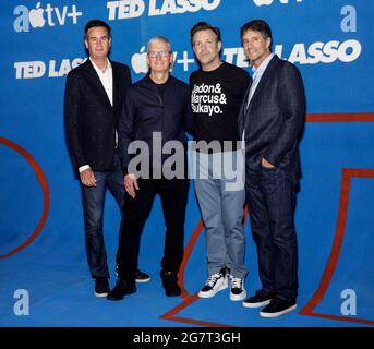 WEST HOLLYWOOD, CALIFORNIE - 15 JUILLET 2021 : Zack Van Amburg, responsable de la vidéo mondiale chez Apple TV+, Tim Cook, PDG d'Apple, Jason Sudeikis et Jamie E Banque D'Images