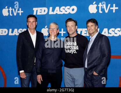 WEST HOLLYWOOD, CALIFORNIE - 15 JUILLET 2021 : Zack Van Amburg, responsable de la vidéo mondiale chez Apple TV+, Tim Cook, PDG d'Apple, Jason Sudeikis et Jamie E Banque D'Images