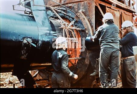 15 juin 1975, Union soviétique, Talnoje : isolation des tuyaux sur le site de construction de la ligne près de Talnoje. La ligne Druzhba était un projet de jeunesse central de la Jeunesse allemande libre (FDJ) dans les années 1970. La section de construction de la RDA a fait 550 kilomètres de long, sur un total de 2,750 kilomètres. Date exacte de la photo inconnue. La photo a été numérisée à partir de la diapositive d'origine. Photo: Sammlung Heinz/dpa-Zentralbild/ZB Banque D'Images