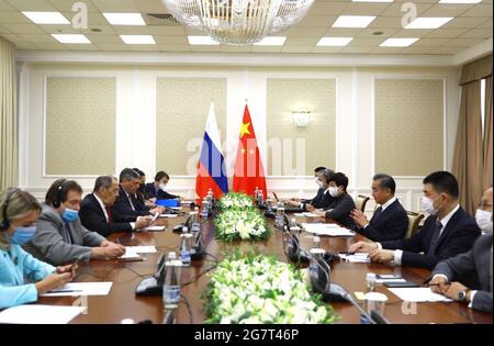 (210716) -- TACHKENT, 16 juillet 2021 (Xinhua) -- le conseiller d'État chinois et ministre des Affaires étrangères Wang Yi (3e, R) rencontre le ministre russe des Affaires étrangères Sergei Lavrov (3e, L) à Tachkent (Ouzbékistan), le 15 juillet 2021. (Xinhua/Cai Guodong) Banque D'Images