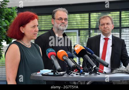 16 juillet 2021, Thuringe, Erfurt: Astrid Rothe-Beinlich (Bündnis90/Die Grünen, l-r), Steffen Dittes (Die Linke), et Matthias Hey (SPD), tous les dirigeants de leurs groupes parlementaires d'État, font une déclaration au Parlement de l'État de Thuringe. Quelques jours avant la dissolution prévue du Parlement d'État le 19 juillet, le Parti de gauche et les Verts retirent leurs signatures d'une motion demandant au Parlement de se dissoudre. La majorité nécessaire des deux tiers n'a pas été assurée, ont déclaré les chefs de faction, expliquant la décision. La dissolution est une condition préalable à la nouvelle élection du STA Banque D'Images