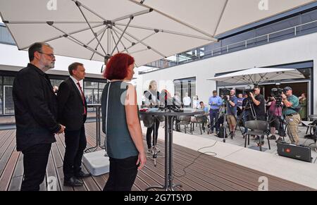 16 juillet 2021, Thuringe, Erfurt: Astrid Rothe-Beinlich (Bündnis90/Die Grünen, r), Steffen Dittes (Die Linke, l) et Matthias Hey (SPD, m), tous présidents de leurs groupes parlementaires d'État, font une déclaration au Parlement de l'État de Thuringe. Quelques jours avant la dissolution prévue du Parlement d'État le 19 juillet, le Parti de gauche et les Verts retirent leurs signatures d'une motion demandant au Parlement de se dissoudre. La majorité nécessaire des deux tiers n'a pas été assurée, ont déclaré les chefs de faction, expliquant la décision. La dissolution est une condition préalable à la nouvelle élection o Banque D'Images