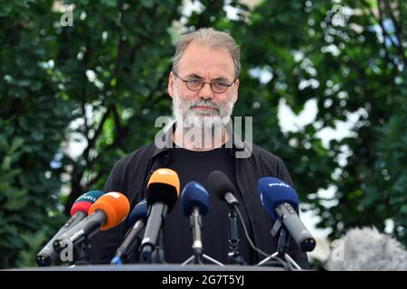 16 juillet 2021, Thuringe, Erfurt: Steffen Dittes (Die Linke), président du groupe parlementaire de gauche en Thuringe, fait une déclaration au Parlement de Thuringe. Quelques jours avant la dissolution prévue du Parlement d'État le 19 juillet, le Parti de gauche et les Verts retirent leurs signatures d'une motion de dissolution du Parlement. La majorité nécessaire des deux tiers n'a pas été assurée, ont déclaré les chefs de faction, expliquant la décision. La dissolution est une condition préalable à la nouvelle élection du Parlement de l'État, qui était auparavant prévue pour septembre 26 avec Banque D'Images