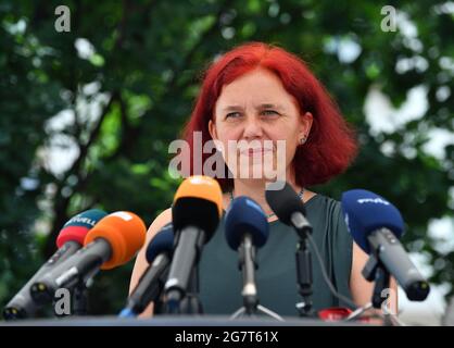 16 juillet 2021, Thuringe, Erfurt: Astrid Rothe-Beinlich (Bündnis90/Die Grünen), présidente du groupe parlementaire vert de Thuringe, fait une déclaration au Parlement de Thuringe. Quelques jours avant la dissolution prévue du Parlement d'État le 19 juillet, le Parti de gauche et les Verts retirent leurs signatures d'une motion demandant au Parlement de se dissoudre. La majorité nécessaire des deux tiers n'a pas été assurée, ont déclaré les chefs de faction, expliquant la décision. La dissolution est une condition préalable à la nouvelle élection du Parlement de l'État, qui était auparavant prévue Banque D'Images