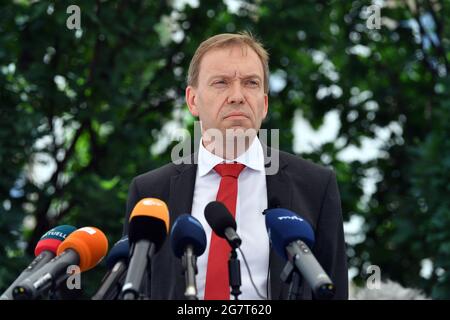 16 juillet 2021, Thuringe, Erfurt: Matthias Hey (SPD), président du groupe parlementaire du SPD en Thuringe, fait une déclaration au Parlement de Thuringe. Quelques jours avant la dissolution prévue du Parlement d'État le 19 juillet, le Parti de gauche et les Verts retirent leurs signatures d'une motion de dissolution du Parlement. La majorité nécessaire des deux tiers n'a pas été assurée, ont déclaré les chefs de faction, expliquant la décision. La dissolution est une condition préalable à la nouvelle élection du Parlement d'État, qui était auparavant prévue pour septembre 26 avec l'el fédéral Banque D'Images