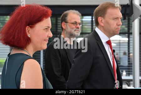 16 juillet 2021, Thuringe, Erfurt: Astrid Rothe-Beinlich (Bündnis90/Die Grünen, l-r), Steffen Dittes (Die Linke), et Matthias Hey (SPD), tous les dirigeants de leurs groupes parlementaires d'État, font une déclaration au Parlement de l'État de Thuringe. Quelques jours avant la dissolution prévue du Parlement d'État le 19 juillet, le Parti de gauche et les Verts retirent leurs signatures d'une motion demandant au Parlement de se dissoudre. La majorité nécessaire des deux tiers n'a pas été assurée, ont déclaré les chefs de faction, expliquant la décision. La dissolution est une condition préalable à la nouvelle élection du STA Banque D'Images